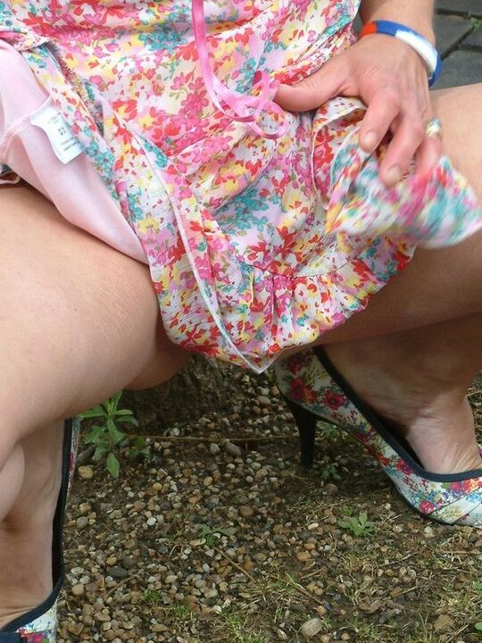 12P Mulher mais velha do Reino Unido levanta o vestido para foder com os dedos em um lugar público