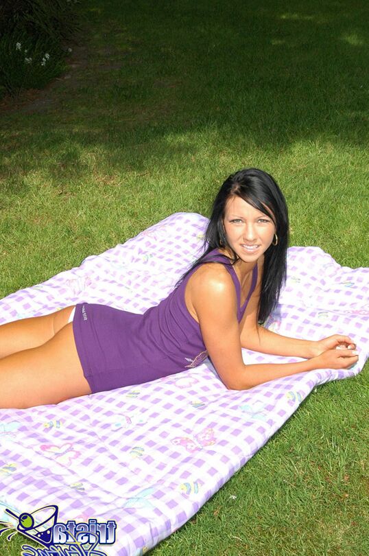 12P La amateur Trista Stevens mira al sol mientras se quita sus lindas bragas