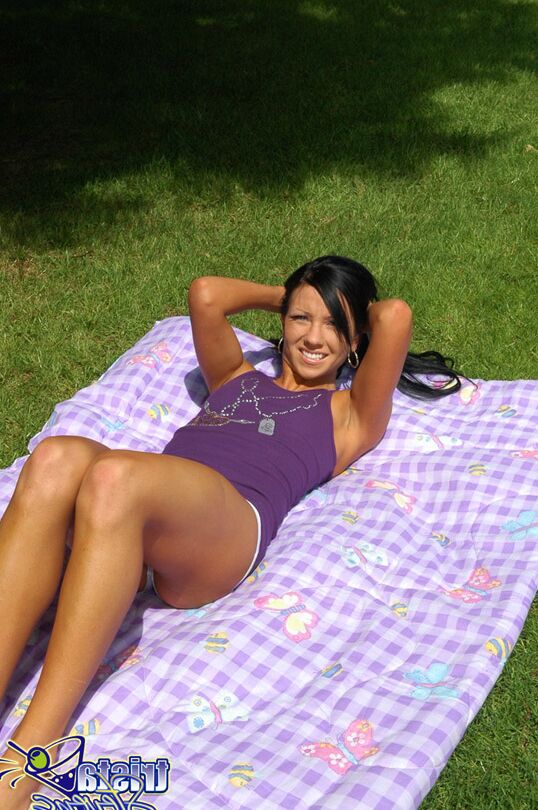12P La amateur Trista Stevens mira al sol mientras se quita sus lindas bragas