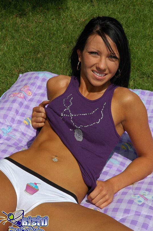 12P La amateur Trista Stevens mira al sol mientras se quita sus lindas bragas