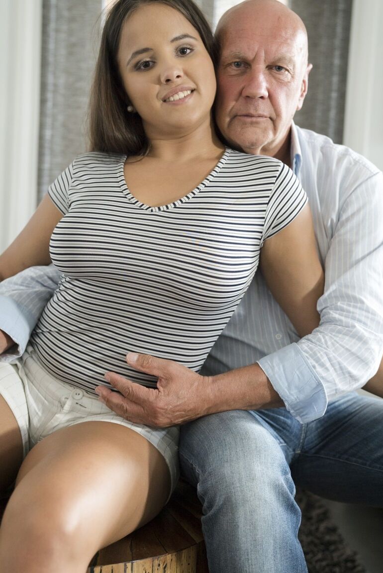 16P La atenta asistente de personas mayores Olivia Nice le da a su viejo amigo una mamada caliente