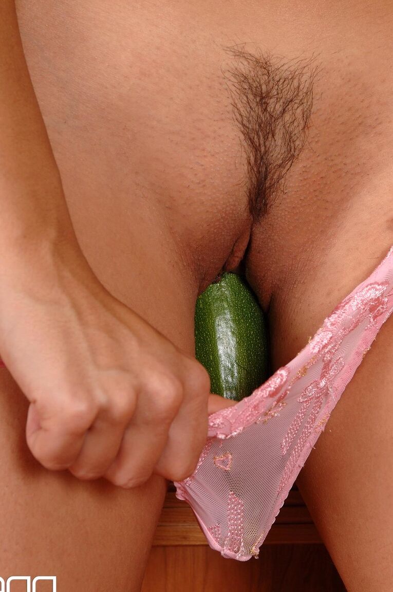 21P Chica morena con shorts vaqueros Eve Angel se masturba con un pepino
