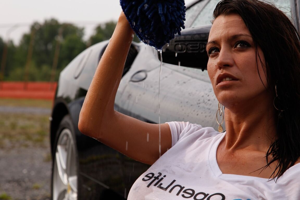 21P Cuatro chicas cachondas limpian dos coches deportivos