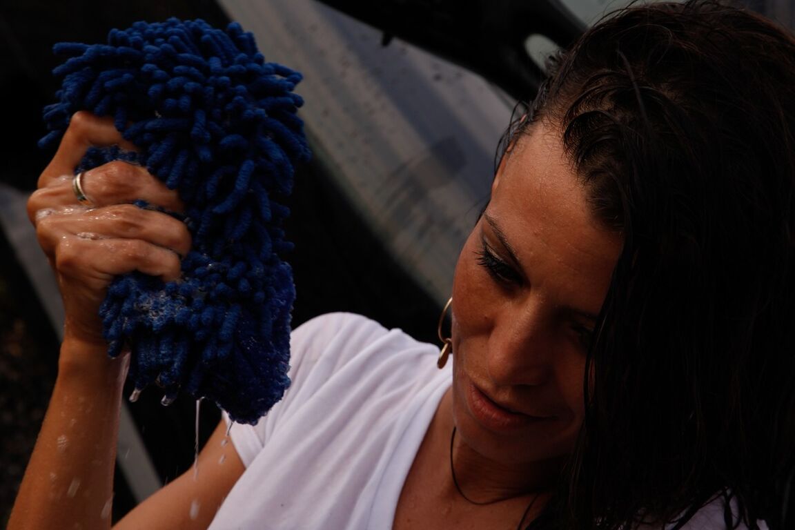 21P Cuatro chicas cachondas limpian dos coches deportivos