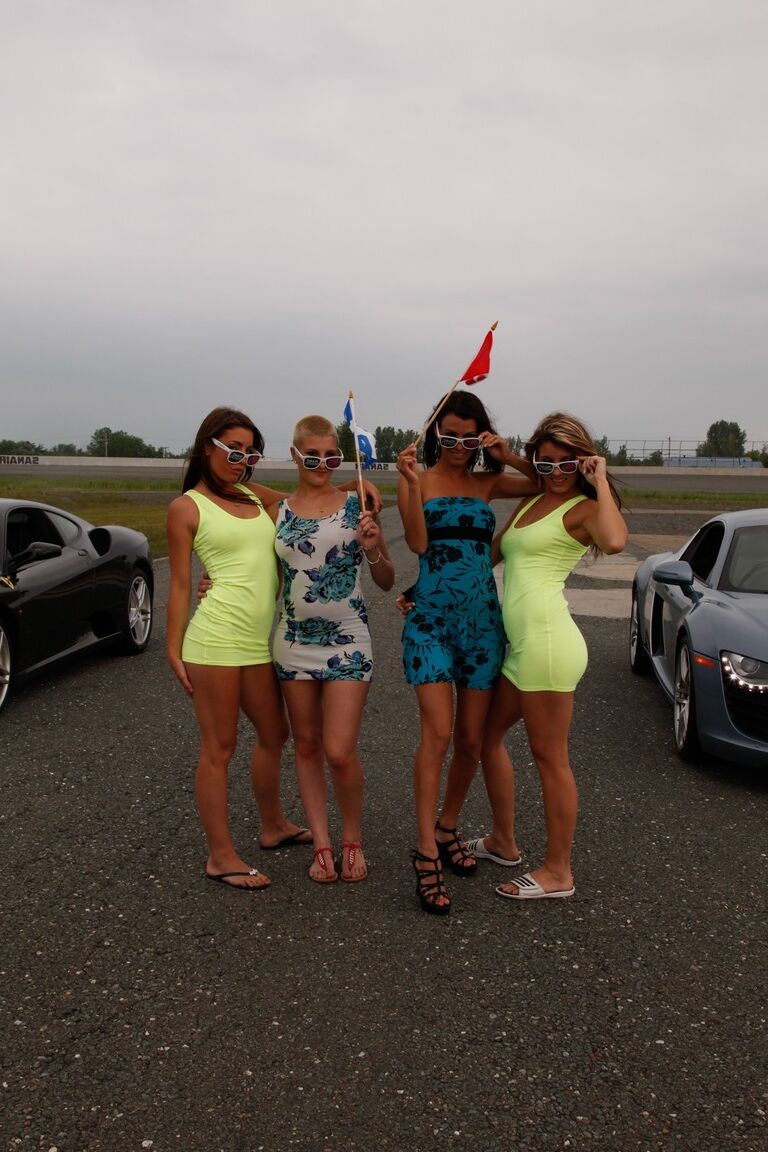 21P Cuatro chicas cachondas limpian dos coches deportivos
