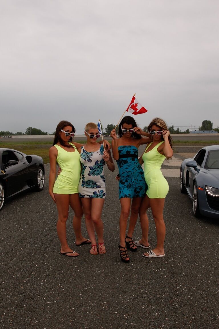 21P Cuatro chicas cachondas limpian dos coches deportivos