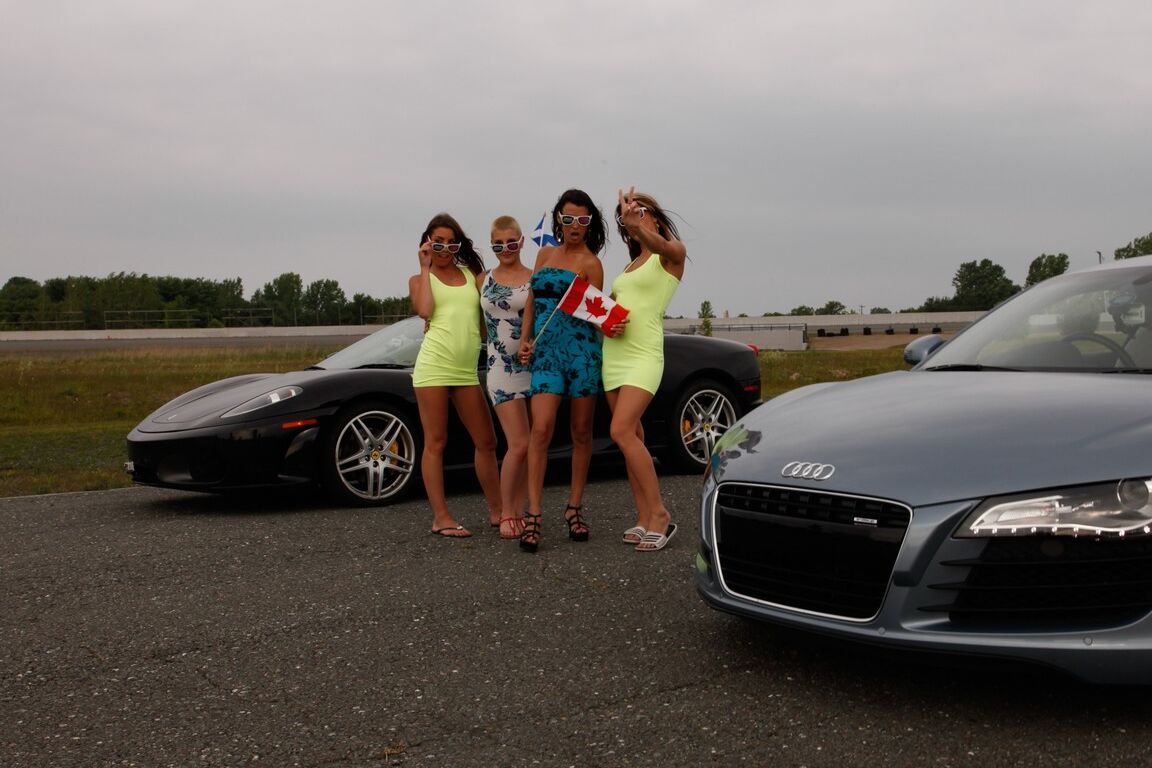 21P Cuatro chicas cachondas limpian dos coches deportivos