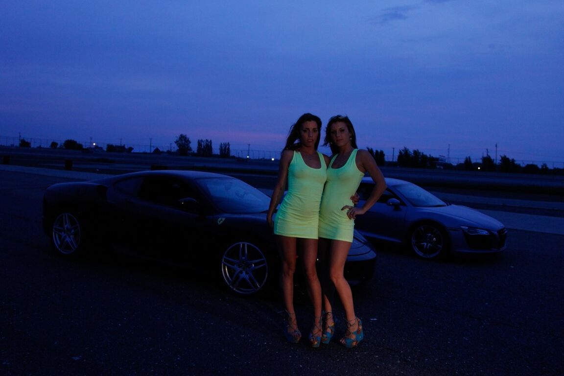 21P Cuatro chicas cachondas limpian dos coches deportivos
