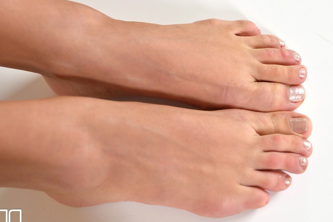21P 生意気なブルネットのロレーナが自分のつま先を拝む前にストッキングでポーズをとる