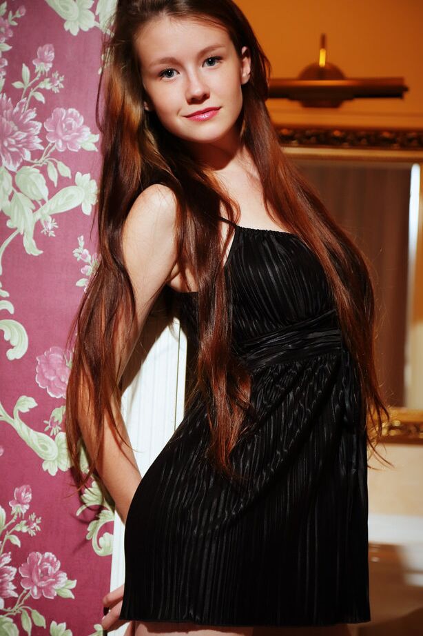 18P Jovem Emily Bloom em vestido exibindo peitos grandes
