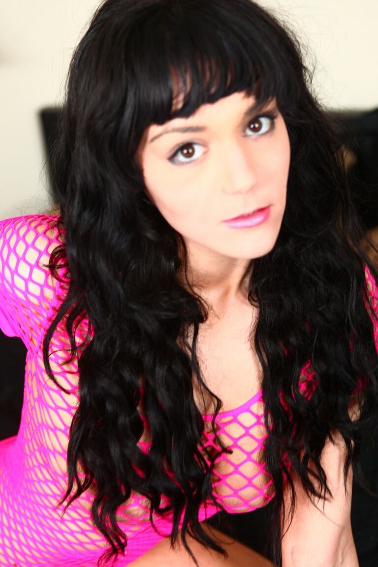 17P Brunette in pink fishnet top Kyleigh Kross blows fat dong and gets facialed