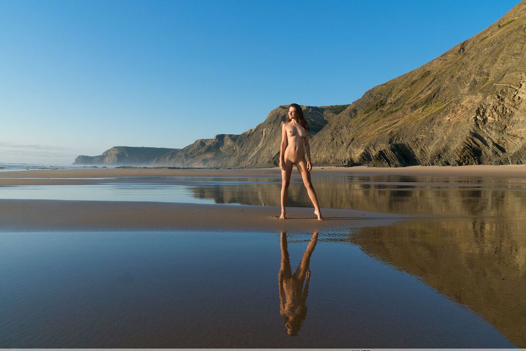 16P La morena desnuda Lauren hace grandes poses con la marea baja