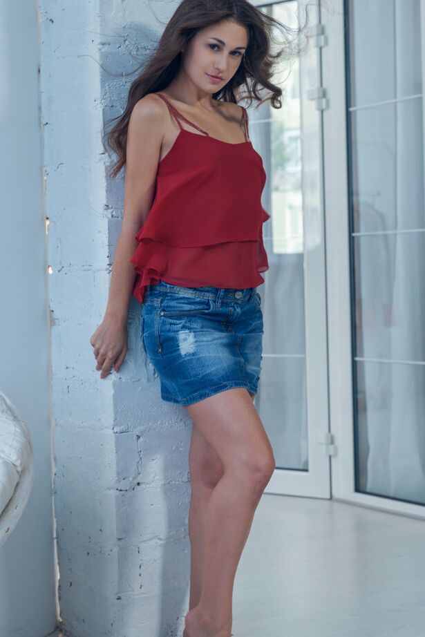 18P A pequena morena Lilian A tira a roupa para ótimas poses nuas sozinha