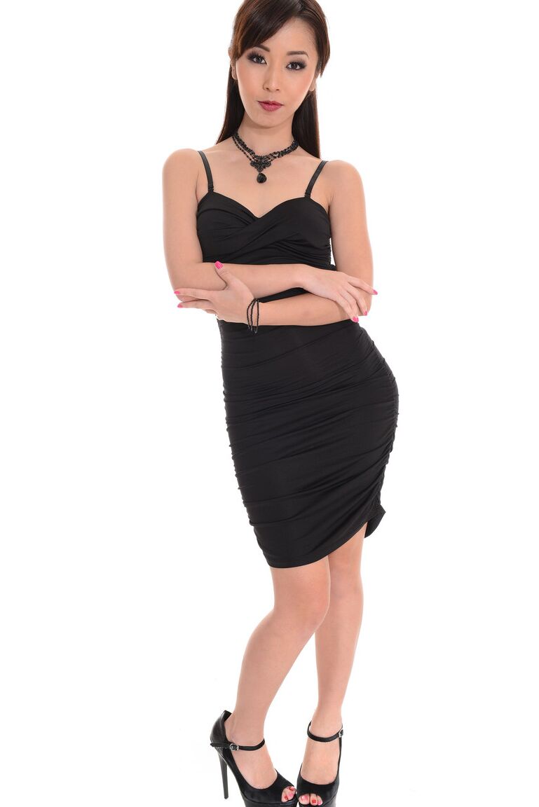 15P La hermosa asiática Marica Hase se quita el vestido negro para posar desnuda