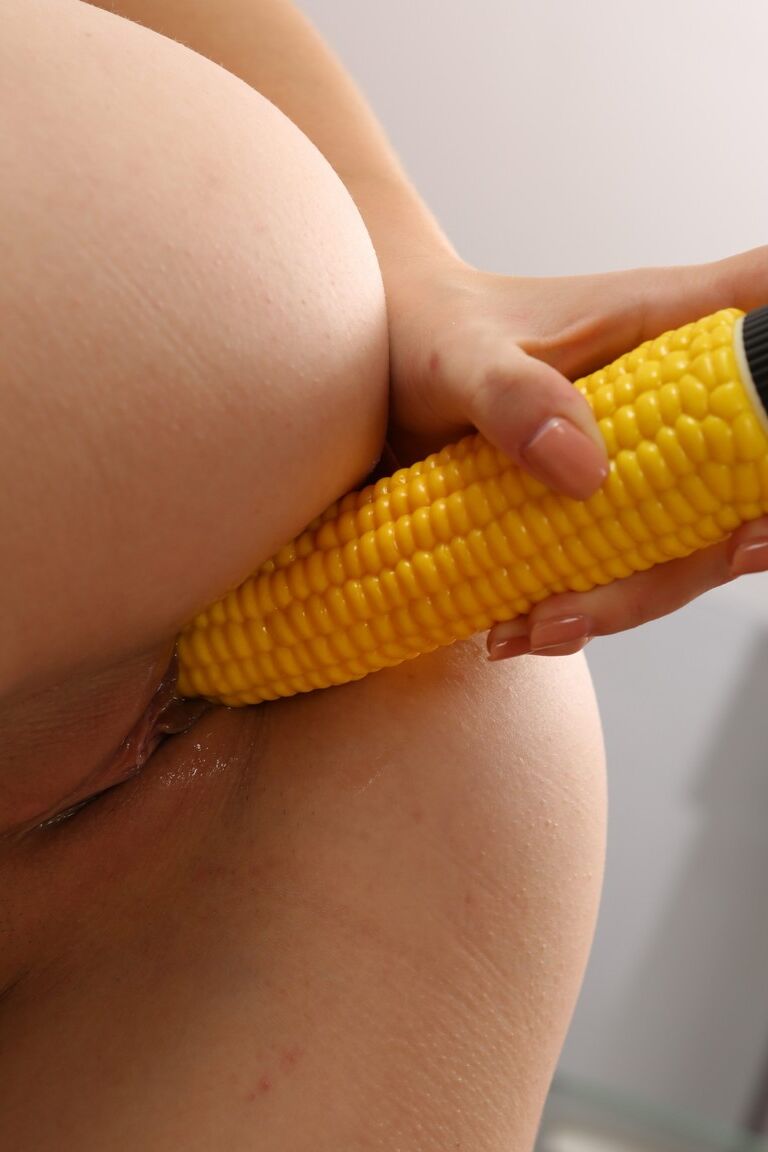 21P La impresionante checa Antonia Sainz probando diferentes juguetes en su coñito hinchado