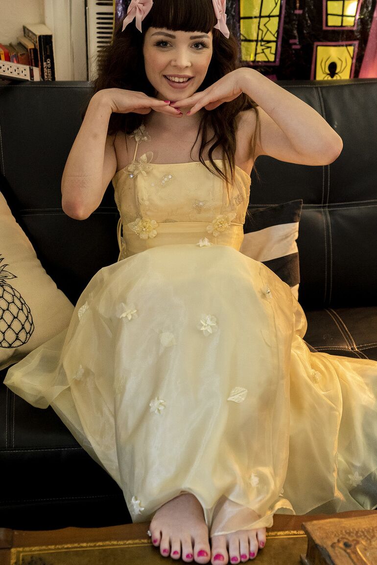 21P La superbe teen brune Aliya Brynn perd sa robe et exhibe son manchon taillé.