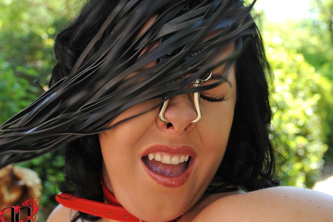 21P Ruiva domme Vanessa chicoteia os seios grandes da gordinha MILF Kora ao ar livre