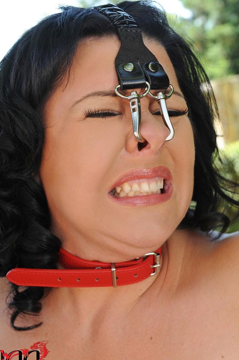 21P Ruiva domme Vanessa chicoteia os seios grandes da gordinha MILF Kora ao ar livre