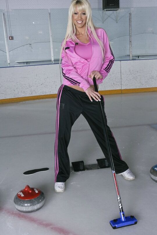 17P A linda loira Tanya James revela seus peitos grandes no campo de curling