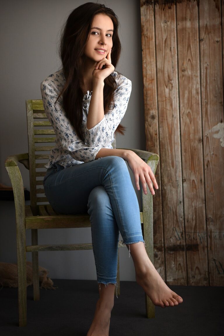 20P La jeune brune Alisa Amore dévoile ses jolis seins et son corps chaud sur une chaise.