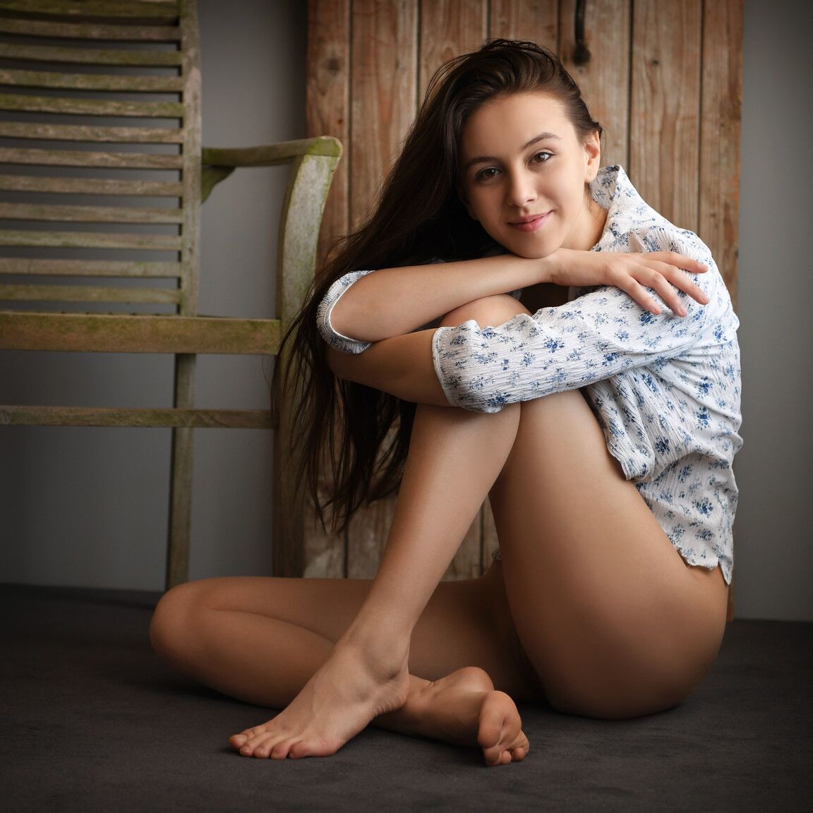 20P La jeune brune Alisa Amore dévoile ses jolis seins et son corps chaud sur une chaise.