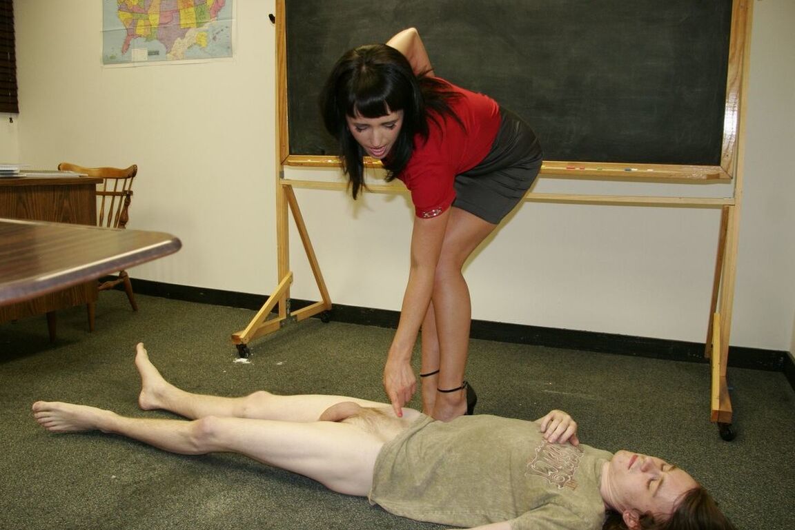 12P Die bekleidete Lehrerin Dixie Comet lässt ihre Titten los, während sie einer Schülerin einen runterholt