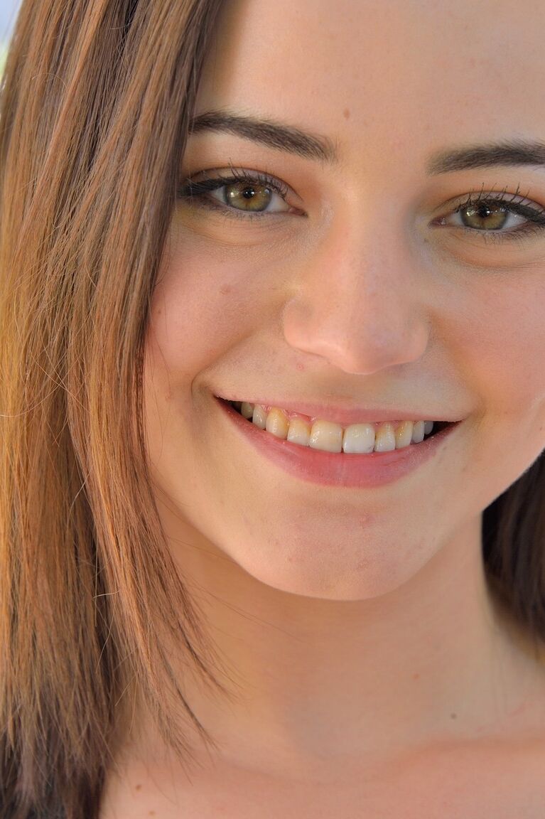 20P A adolescente amadora selvagem Kylie fode sua vulva rosa com um pepino na varanda