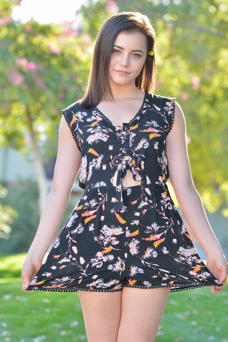 20P A adolescente amadora selvagem Kylie fode sua vulva rosa com um pepino na varanda