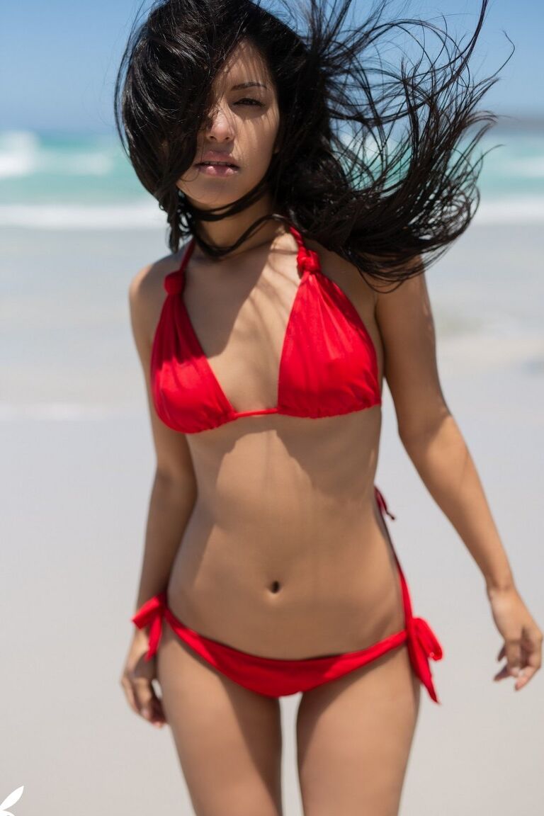 17P La petite brune Chloe Rose enlève son bikini et pose nue à la plage.