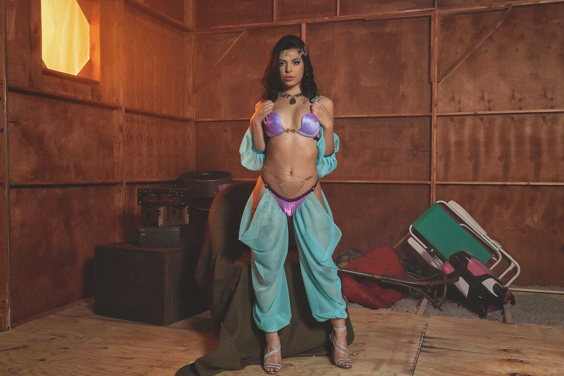 21P La impresionante estrella porno Gina Valentina haciendo alarde de su glorioso culo en un striptease caliente