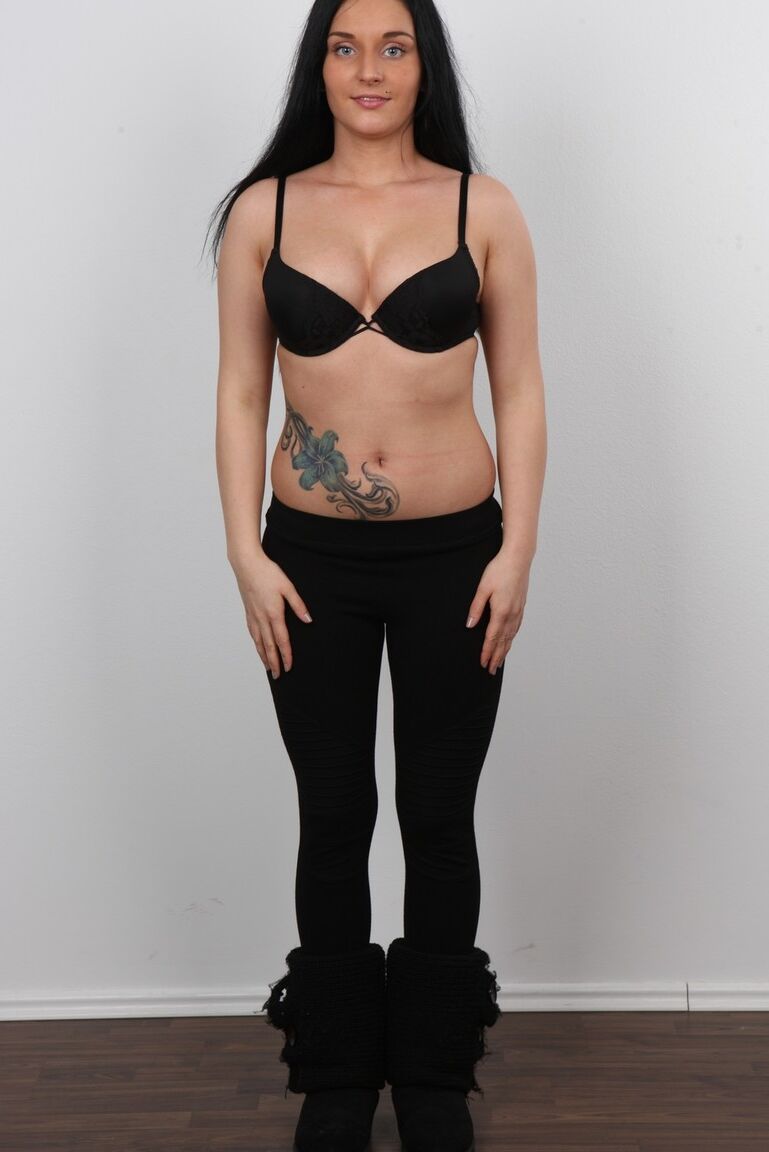 20P La amateur de pelo negro Lucie muestra su tatuaje y sus tetas para conseguir un concierto porno