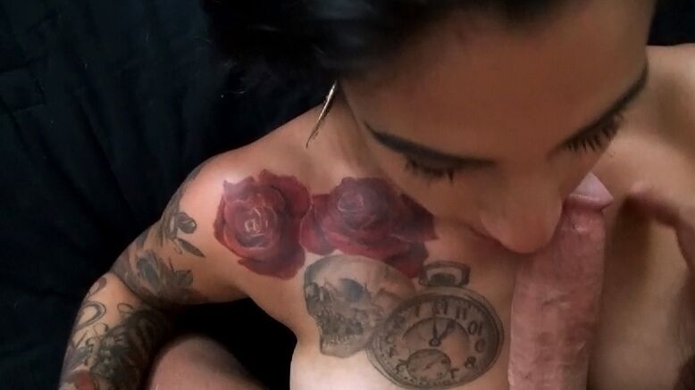 16P Bonitos primeros planos de la latina tatuada Tricsy Star haciendo una paja cubana y una mamada