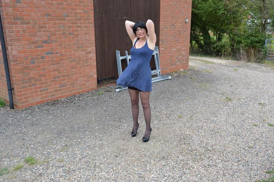 Die 20P brünette Amateur-Schlampe Barby zieht sich in Nylons an verschiedenen ländlichen Orten aus