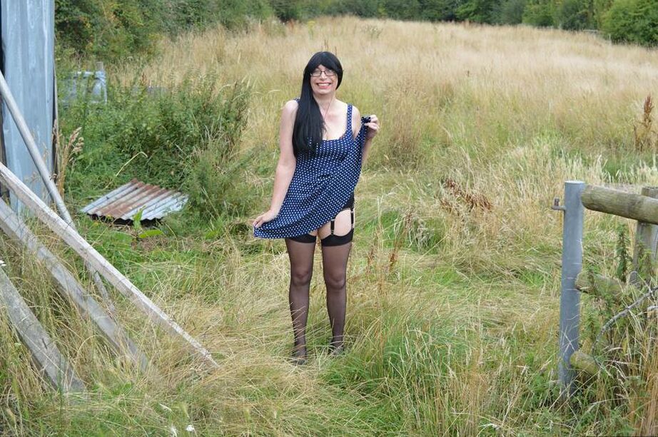 Die 20P brünette Amateur-Schlampe Barby zieht sich in Nylons an verschiedenen ländlichen Orten aus