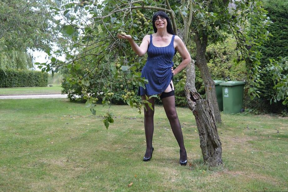 Die 20P brünette Amateur-Schlampe Barby zieht sich in Nylons an verschiedenen ländlichen Orten aus