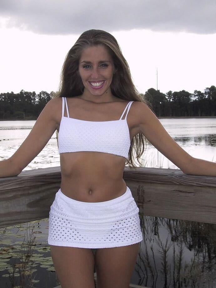 21P Smiley Amateur Babe Lori Anderson zieht sich aus und masturbiert am Fluss