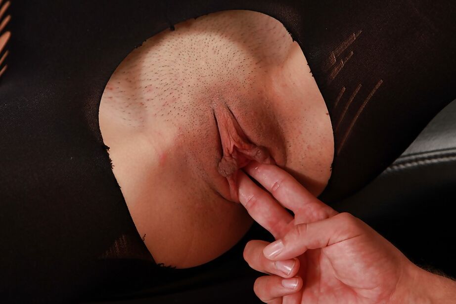 16P Euro teen Lady Dee mange une éjaculation de la main après une pipe et une baise hardcore