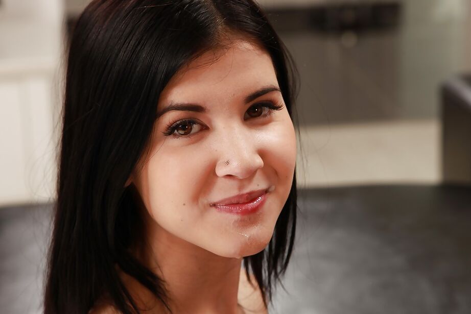 16P Euro teen Lady Dee mange une éjaculation de la main après une pipe et une baise hardcore