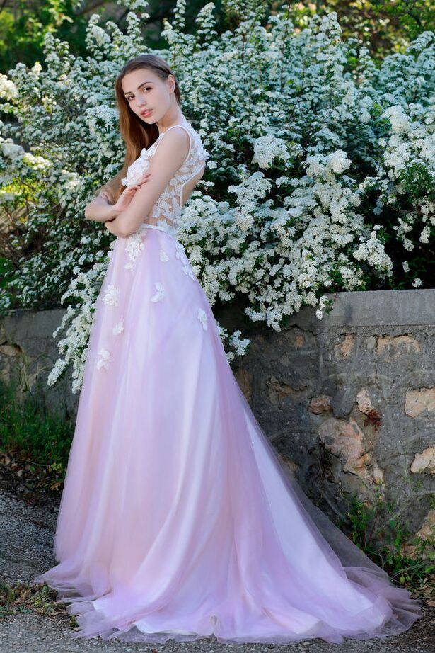 18P Das schöne Mädchen Elle Tan zieht ihr Hochzeitskleid aus, um nackt im Garten zu posieren