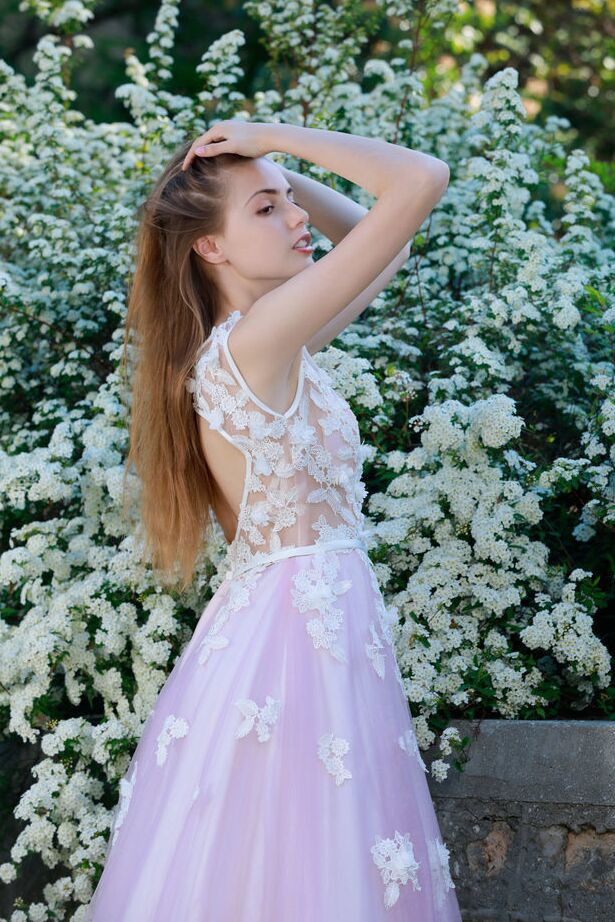 18P Das schöne Mädchen Elle Tan zieht ihr Hochzeitskleid aus, um nackt im Garten zu posieren