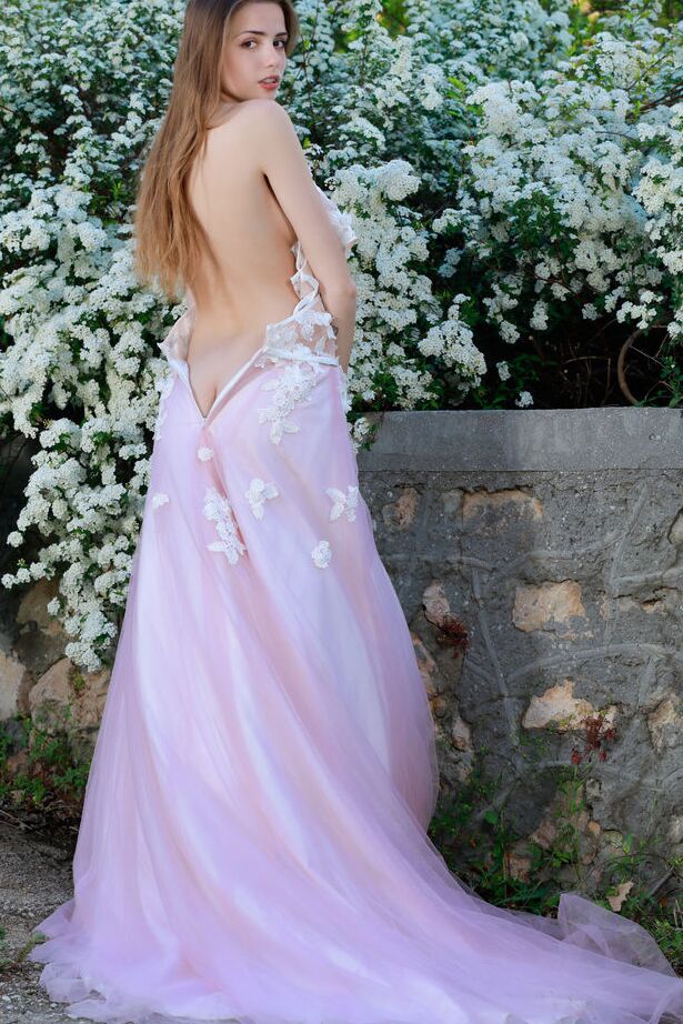 18P Das schöne Mädchen Elle Tan zieht ihr Hochzeitskleid aus, um nackt im Garten zu posieren