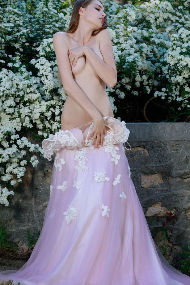 18P Das schöne Mädchen Elle Tan zieht ihr Hochzeitskleid aus, um nackt im Garten zu posieren
