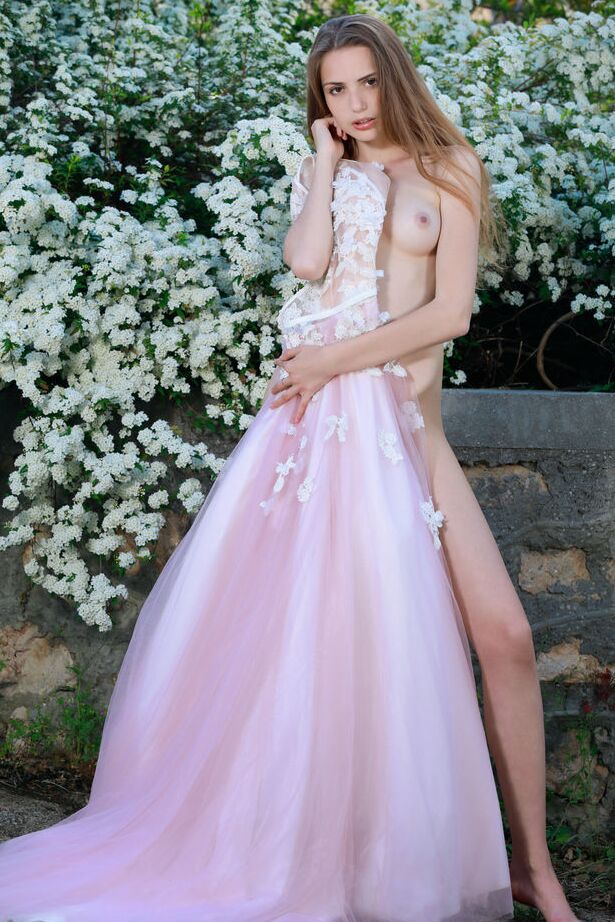 18P Das schöne Mädchen Elle Tan zieht ihr Hochzeitskleid aus, um nackt im Garten zu posieren