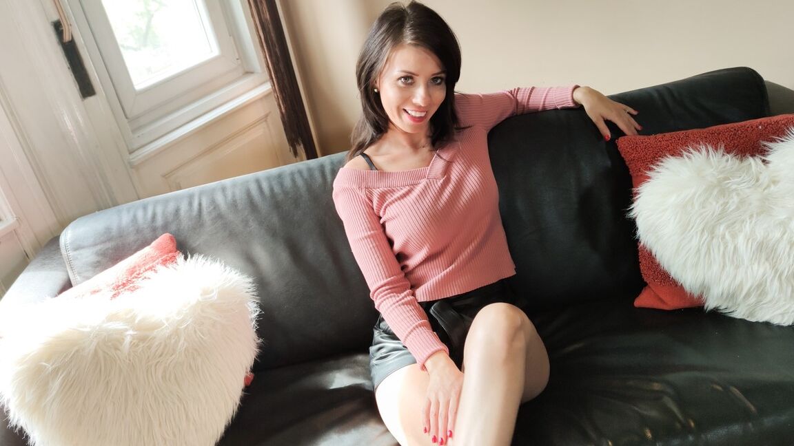 15P Morena sexy se desnuda antes de tener sexo POV con una gran polla