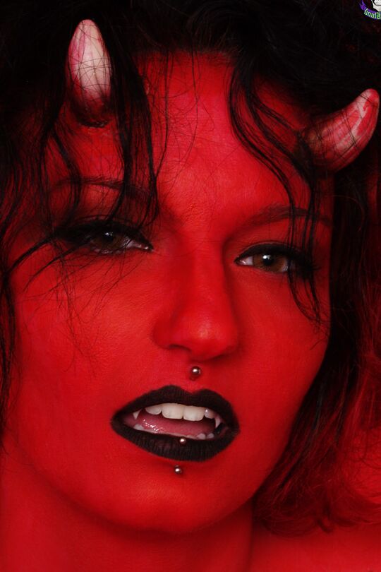 16P La chica tatuada y con piercings Nina Sin luce una mirada diabólica durante un concierto desnuda