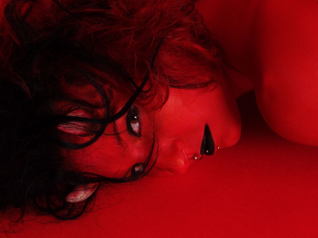 16P La chica tatuada y con piercings Nina Sin luce una mirada diabólica durante un concierto desnuda