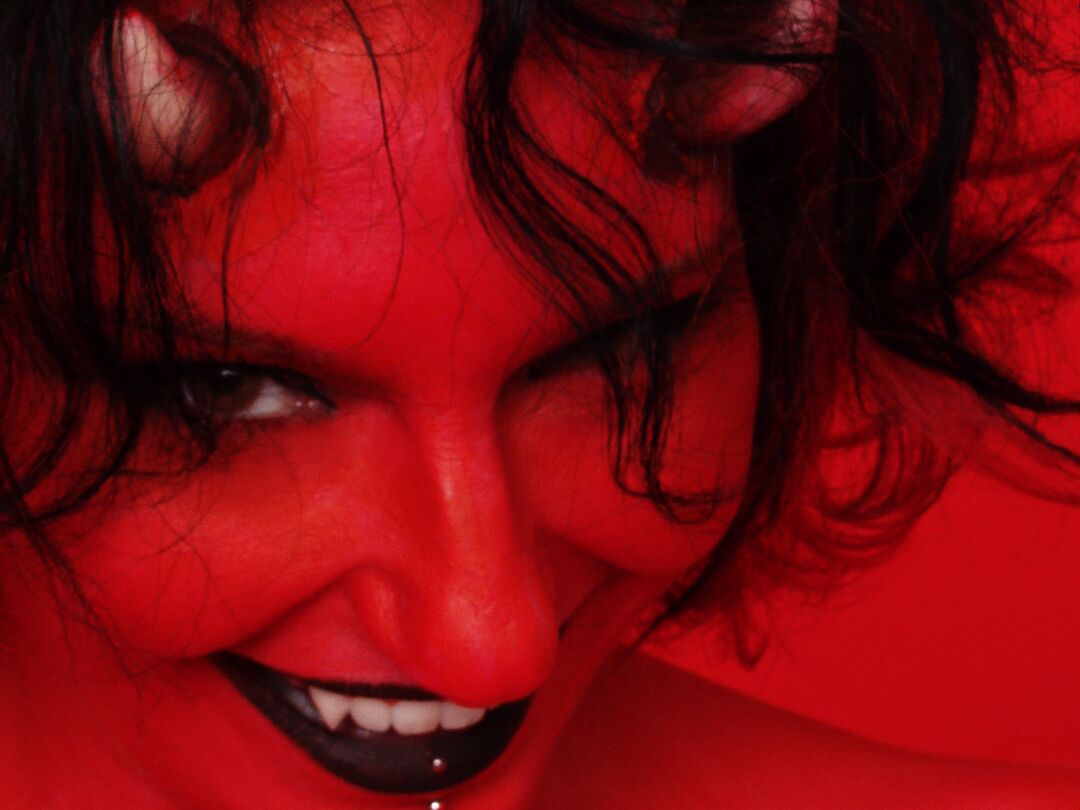 16P La chica tatuada y con piercings Nina Sin luce una mirada diabólica durante un concierto desnuda