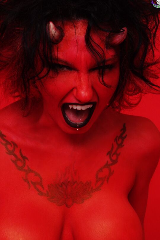 16P La chica tatuada y con piercings Nina Sin luce una mirada diabólica durante un concierto desnuda