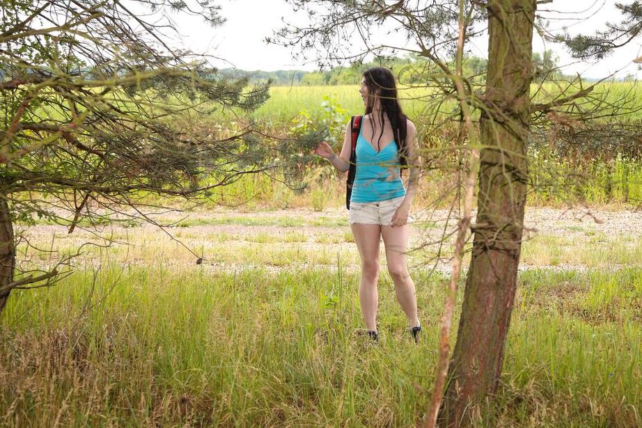 16P La joven Daphne J saca un juguete sexual de su bolsa para masturbarse en el bosque