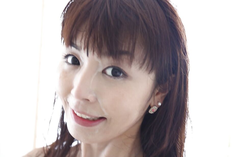 16P Ejaculation avec la brune asiatique Marica Hase en train de faire une pipe